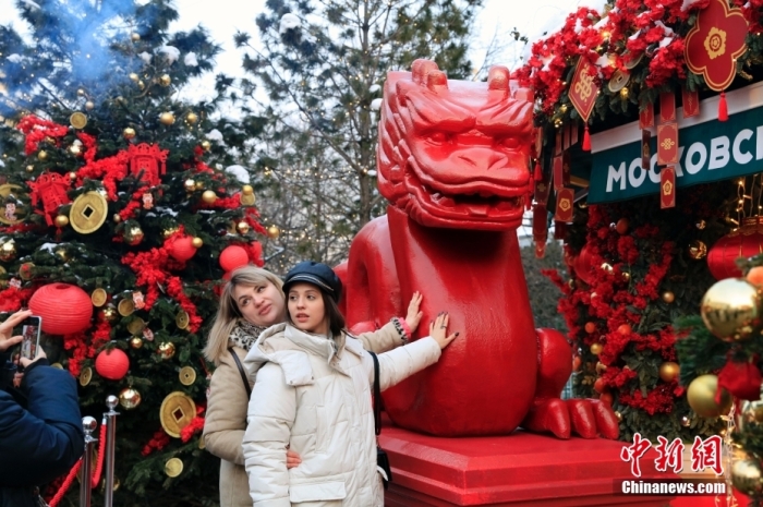 當(dāng)?shù)貢r間2月9日，中國農(nóng)歷新年慶祝活動啟動儀式在莫斯科市中心的卡梅爾格爾斯基巷舉行。中國駐俄大使張漢暉，俄羅斯外交部發(fā)言人扎哈羅娃，以及俄羅斯文化部和莫斯科市政府官員出席。慶?；顒訉⒊掷m(xù)至18日。圖為當(dāng)?shù)孛癖娫谔鼐S爾廣場與龍雕塑合影。