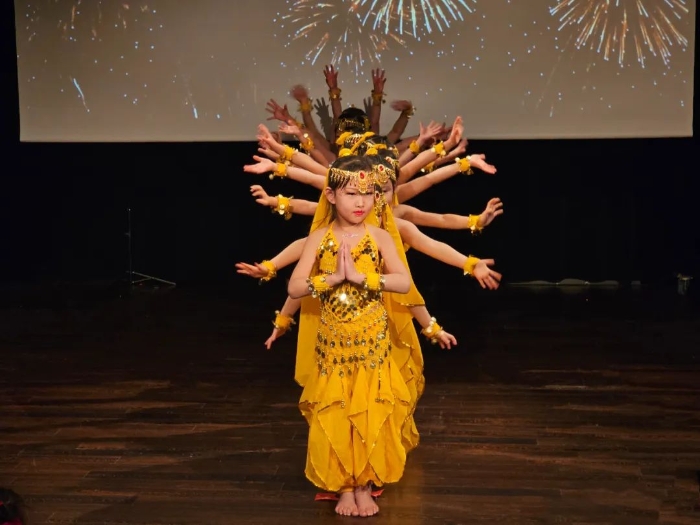 舞蹈《千手觀音》。中國(guó)駐瑞典大使館供圖。