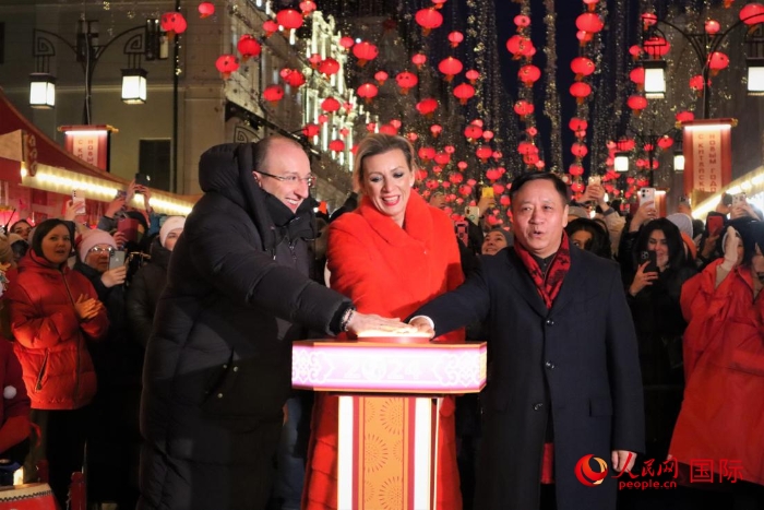 張漢暉、扎哈羅娃、科茲洛夫（從右至左）共同按下活動啟動按鈕。于子恒攝