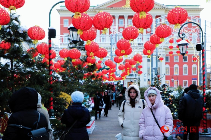 俄羅斯民眾在活動現(xiàn)場參觀游玩。人民網(wǎng)記者 隋鑫攝