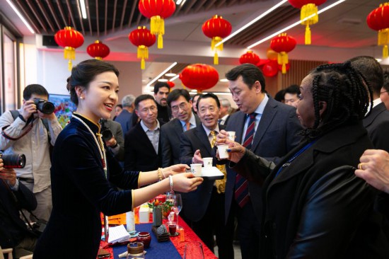 2月2日，人們在位于意大利羅馬的聯(lián)合國糧農組織總部體驗中國茶藝。新華社記者李京攝