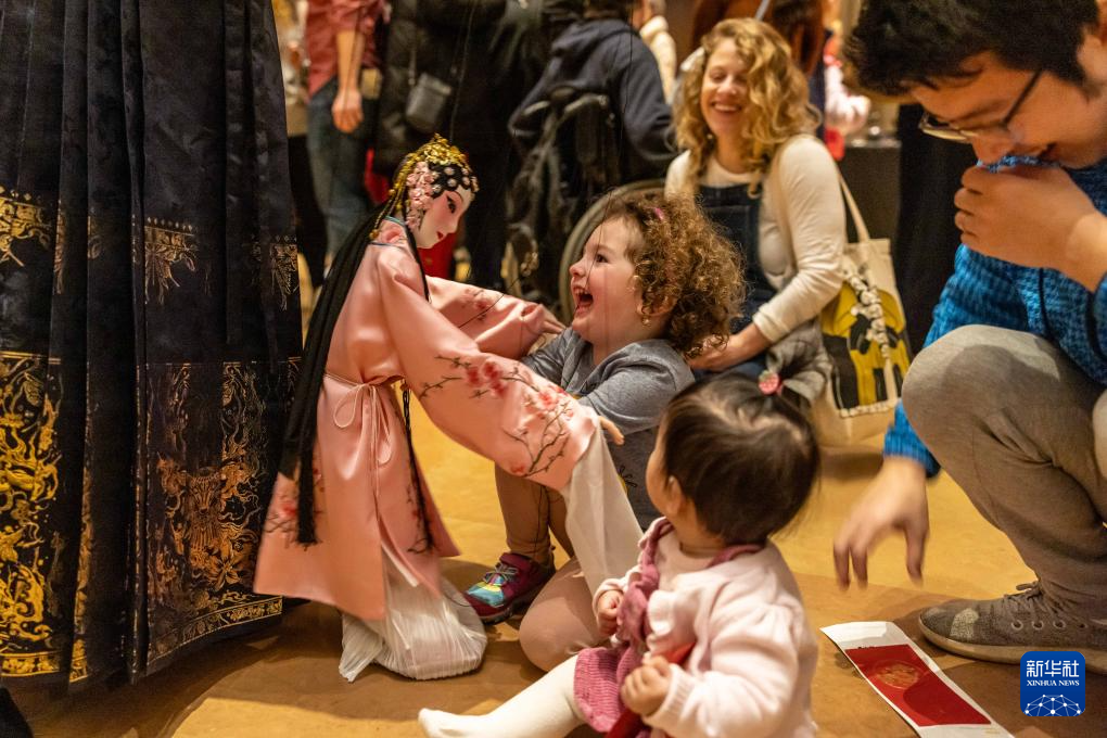 2月11日，孩子們在美國費城藝術博物館舉行的龍年迎新春活動上體驗木偶戲。新華社發(fā)（周煥新攝）