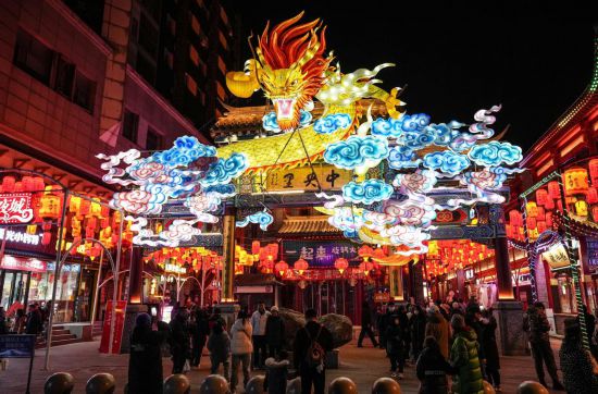 2月11日，游客在沈陽中街游覽。春節(jié)期間，各地燈火璀璨、火樹銀花，呈現(xiàn)出一幕幕流光溢彩的視覺盛宴。（新華社記者潘昱龍攝）