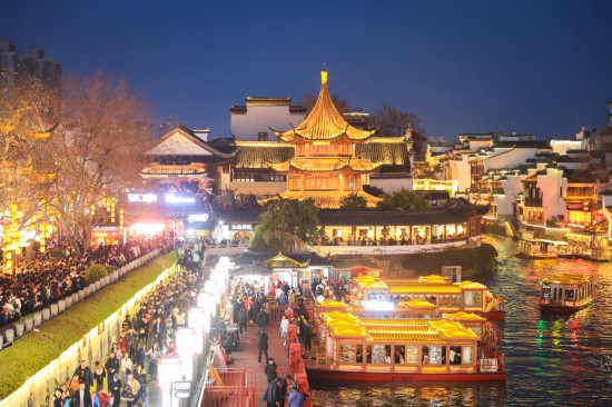 2月14日，游客在南京夫子廟景區(qū)賞燈游玩。（新華社發(fā)，蘇陽攝）