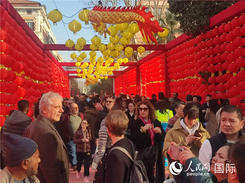 游園會入口處張燈結(jié)彩，人流如織。人民網(wǎng)記者鄭彬攝