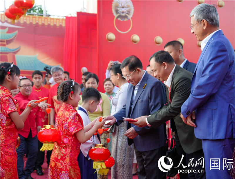 在活動(dòng)現(xiàn)場(chǎng)，敏昂萊主席夫婦根據(jù)當(dāng)?shù)貍鹘y(tǒng)向兒童送祝福1-人民網(wǎng)記者謝佳君攝
