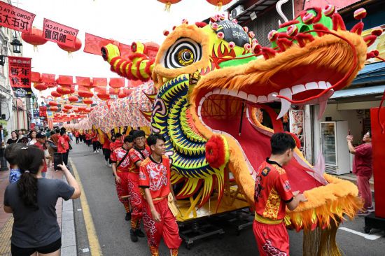 2月1日，由馬來西亞和中國的100多名青少年組成的舞龍隊在馬來西亞馬六甲市雞場街上共舞一條近200米的“長龍”。這是活動現(xiàn)場的“長龍”。新華社記者程一恒攝