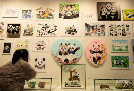 2月20日，一位小朋友在看“福寶”家族的創(chuàng)意作品。新華社記者姚琪琳攝