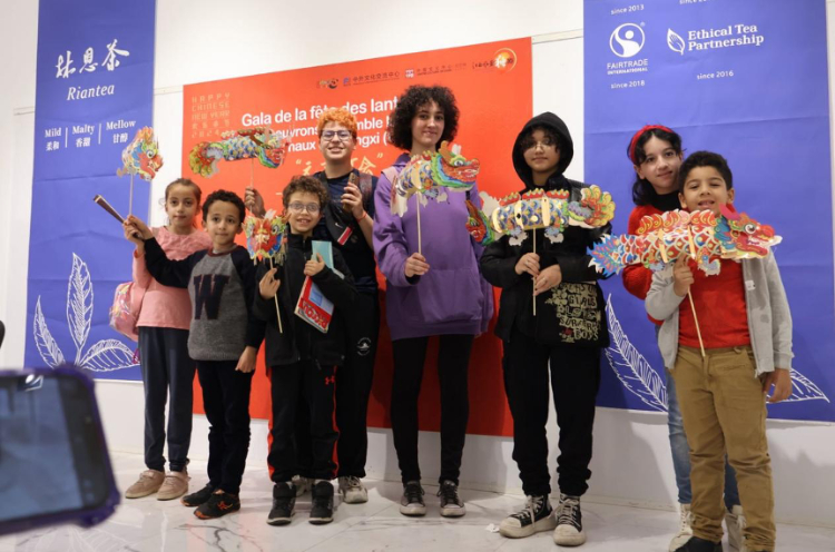 孩子們拿著元宵彩燈合影。拉巴特中國文化中心供圖