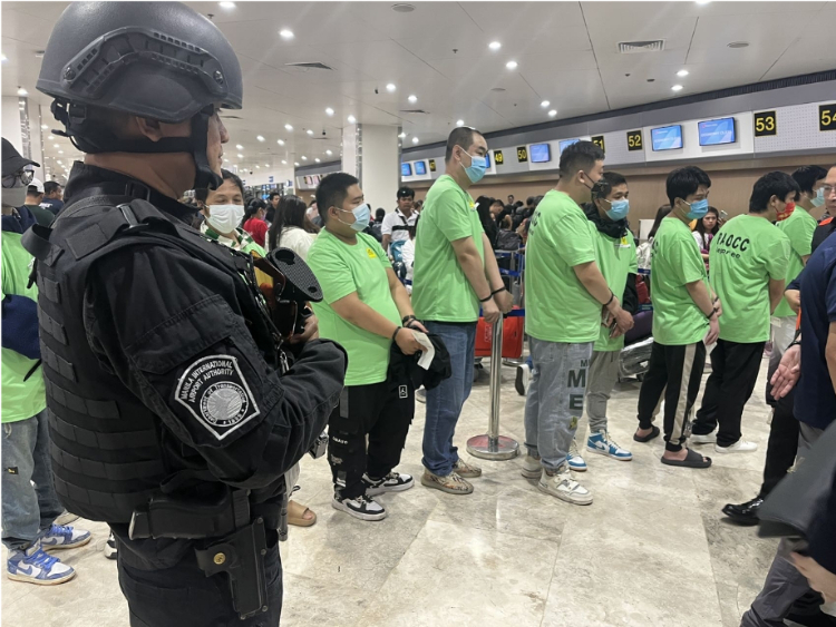 中國和菲律賓兩國執(zhí)法部門合作遣返在菲從事離岸博彩的中國公民。駐菲律賓使館供圖