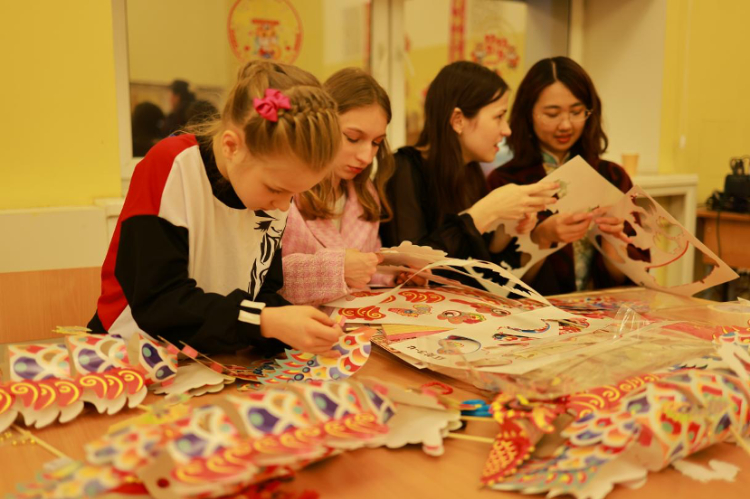 俄羅斯小朋友體驗(yàn)中國(guó)傳統(tǒng)手工藝。俄羅斯國(guó)立人文大學(xué)孔子學(xué)院供圖