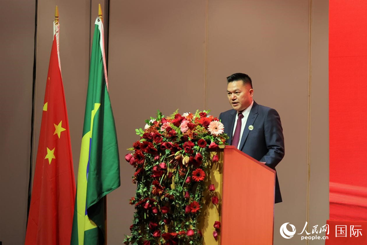 巴西和統(tǒng)會新任會長張小春發(fā)表就職演講。人民網(wǎng)記者 時(shí)元皓攝