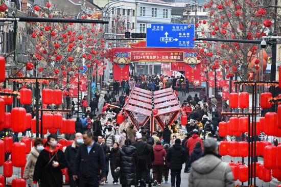 2024年2月18日，游客在2024年青島蘿卜·元宵·糖球會(huì)上消費(fèi)、游玩。新華社記者李紫恒攝