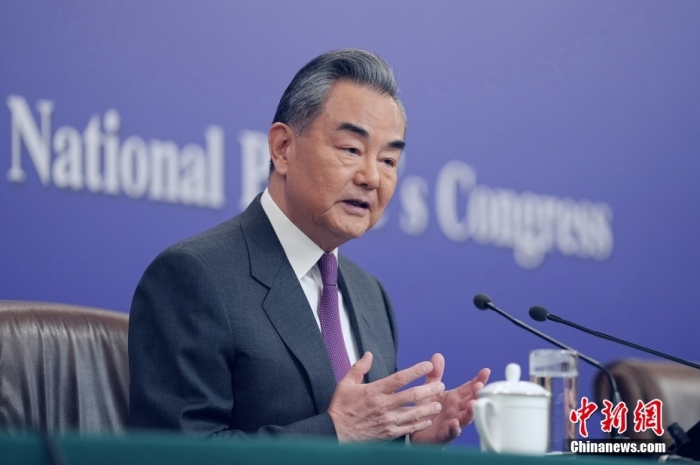 3月7日，十四屆全國人大二次會議在北京舉行記者會，中共中央政治局委員、外交部長王毅就中國外交政策和對外關(guān)系相關(guān)問題回答中外記者提問。<a target='_blank' href='/'><p  align=