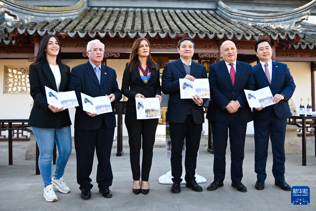 3月6日，嘉賓出席在馬耳他桑塔露琪亞市舉行的中國生肖郵票發(fā)行儀式。新華社發(fā)（喬納森·博格攝）