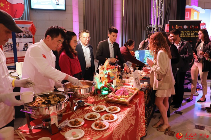 使館工作人員詳細(xì)為現(xiàn)場(chǎng)美食家和來賓講解菜品色香味特點(diǎn)、原料特色、烹制手法及其中蘊(yùn)含的中華美食文化。人民網(wǎng)記者 李志偉攝