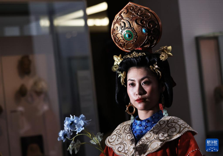 3月13日，在位于法國巴黎的吉美國立亞洲藝術(shù)博物館，模特展示敦煌復(fù)原服飾。新華社記者 高靜 攝