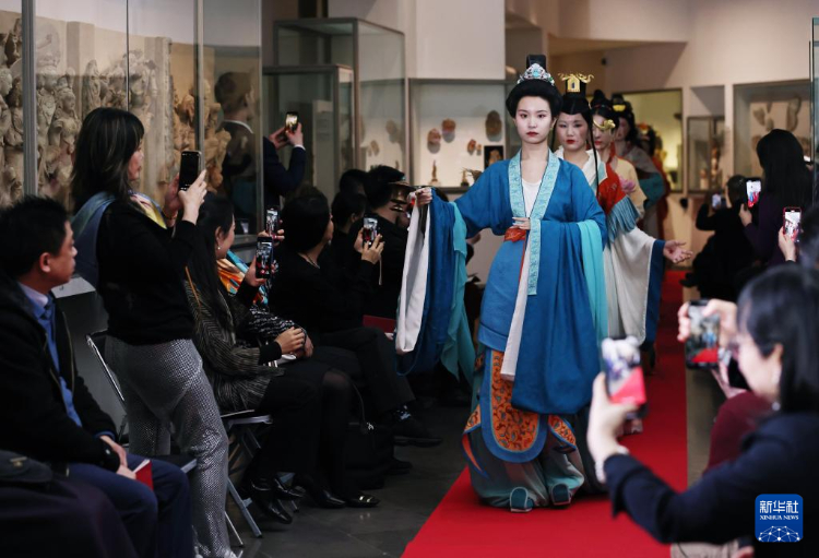 3月13日，在位于法國巴黎的吉美國立亞洲藝術(shù)博物館，模特展示敦煌復(fù)原服飾。新華社記者 高靜 攝