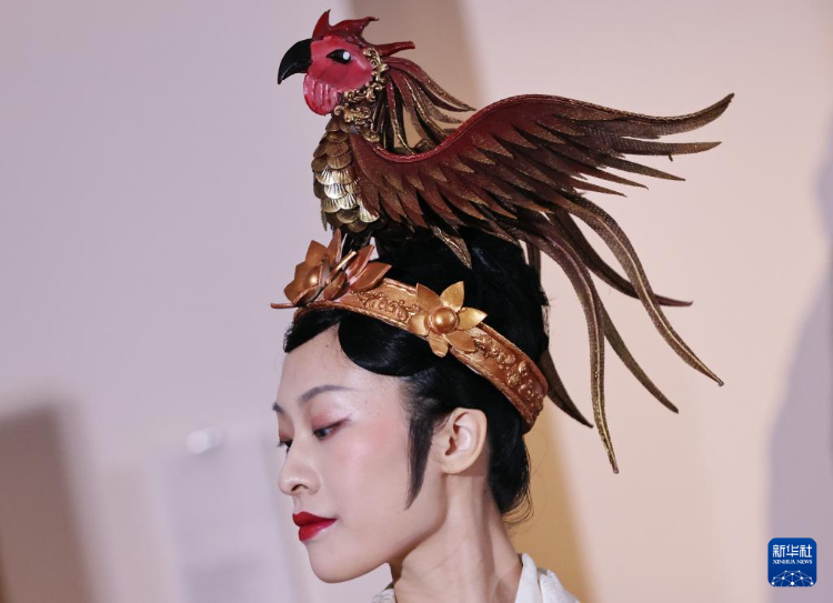 3月13日，在位于法國巴黎的吉美國立亞洲藝術(shù)博物館，模特展示敦煌復(fù)原服飾。新華社記者 高靜 攝