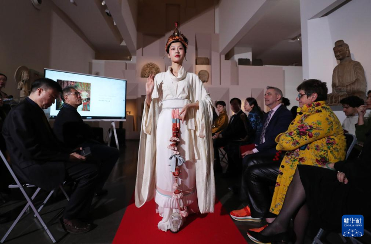 3月13日，在位于法國巴黎的吉美國立亞洲藝術(shù)博物館，模特展示敦煌復(fù)原服飾。新華社記者 高靜 攝