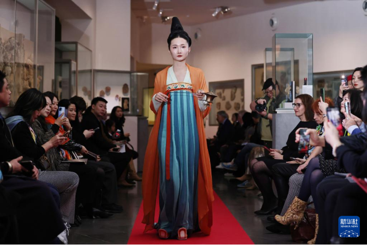 3月13日，在位于法國巴黎的吉美國立亞洲藝術(shù)博物館，模特展示敦煌復(fù)原服飾。新華社記者 高靜 攝
