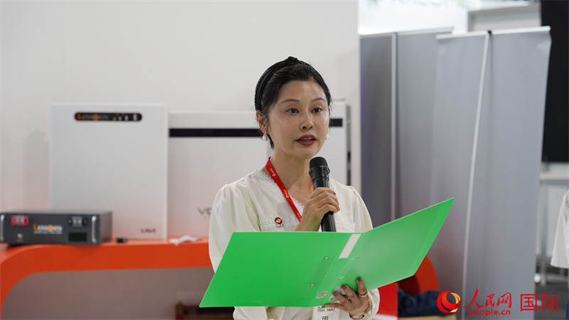 中建材海外經(jīng)濟合作有限公司總經(jīng)理姜婓致辭。人民網(wǎng) 劉暢攝