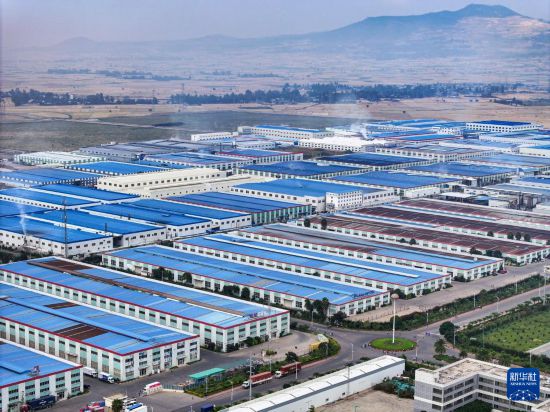 這是2023年11月3日在埃塞俄比亞杜凱姆市拍攝的東方工業(yè)園（無人機(jī)照片）。 新華社發(fā)（東方工業(yè)園供圖）