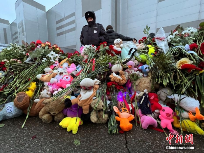 當(dāng)?shù)貢r間3月24日，俄羅斯全國哀悼日，悼念22日發(fā)生在莫斯科州克拉斯諾戈爾斯克市“克羅庫斯城”音樂廳恐怖襲擊事件中的遇難者。此次恐襲已導(dǎo)致137人遇難，150多人受傷。圖為民眾在恐襲事件現(xiàn)場附近敬獻(xiàn)的鮮花和毛絨玩具。<a target='_blank' href='/'><p  align=
