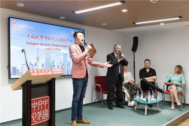 中國(guó)青年男高音歌唱家方瀧與奧爾基·圖爾達(dá)合唱羅語(yǔ)歌曲。布加勒斯特中國(guó)文化中心供圖。