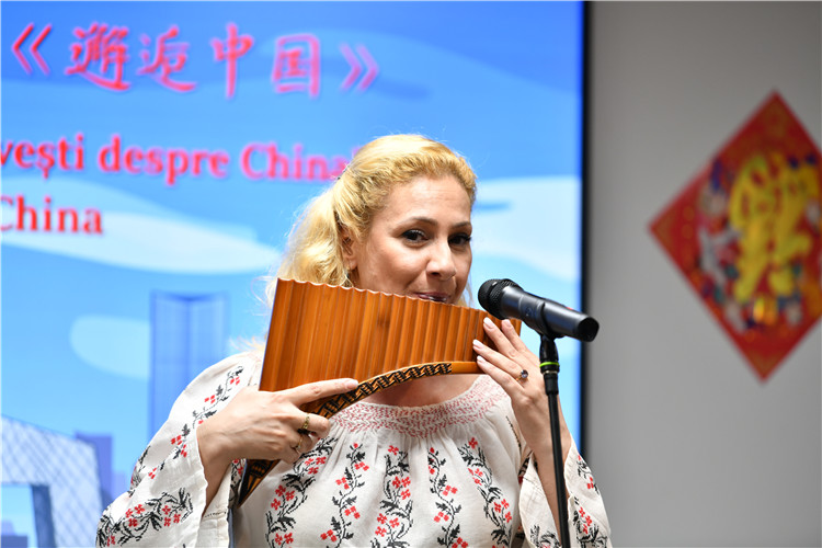 喬治亞娜·帕納演奏排簫。 布加勒斯特中國(guó)文化中心供圖。