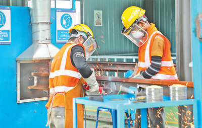 中企承建的馬東鐵項目創(chuàng)造就業(yè)機會超過1.8萬個，合作的當?shù)仄髽I(yè)超過1900家——為促進馬來西亞東西海岸互聯(lián)互通貢獻力量（共建“一帶一路”第一現(xiàn)場）