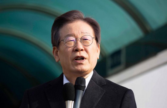 1月10日，韓國(guó)最大在野黨黨首李在明從首爾大學(xué)醫(yī)院出院時(shí)發(fā)表講話。新華社發(fā)（全休相攝）