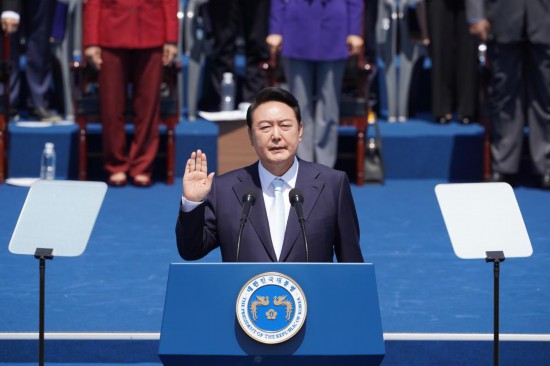 2022年5月10日，在韓國首爾，尹錫悅出席總統(tǒng)宣誓就職儀式。新華社發(fā)（李相浩攝）