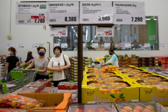 2022年7月9日，人們在韓國高陽市一家超市水果區(qū)購物。新華社記者王益亮攝