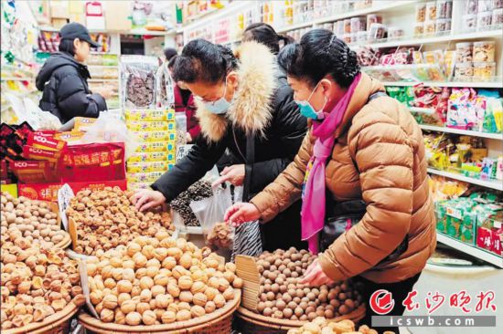 　　在長沙南門口菜市場(chǎng)附近的一家炒貨店內(nèi)，市民正在選購年貨?！　￠L沙晚報(bào)全媒體記者 范宏歡 攝