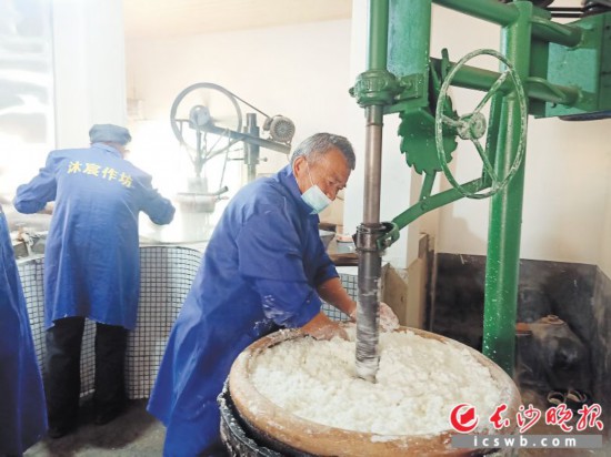 　　作坊里工人正在進(jìn)行粉絲生產(chǎn)。受訪者供圖