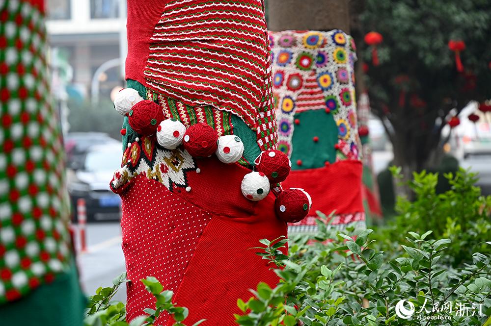 杭州市拱墅區(qū)獅虎橋路上的行道樹“穿”上了新裝。人民網(wǎng) 葉賓得攝