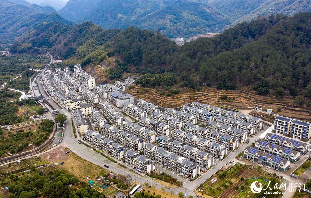 近日，航拍寧波市海曙區(qū)龍觀鄉(xiāng)李岙村屋頂光伏項(xiàng)目。人民網(wǎng) 章勇濤攝