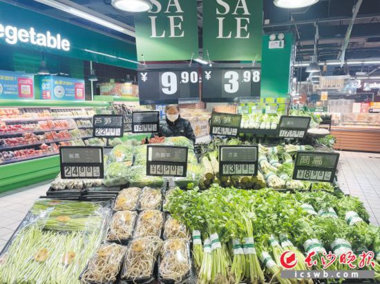 　　家樂福芙蓉廣場(chǎng)店，市民在選購春菜。