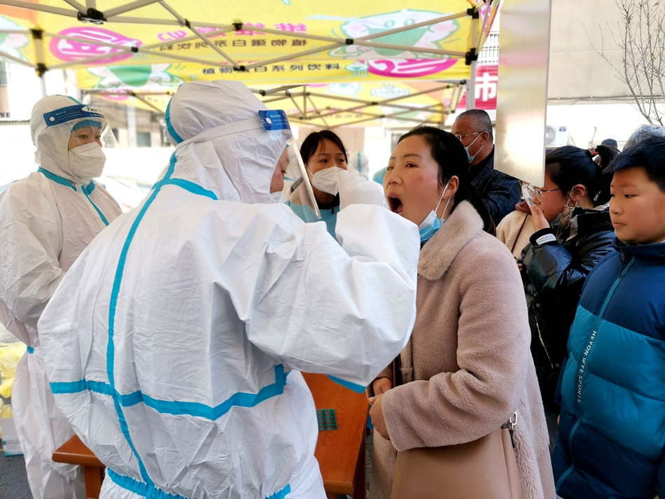 連云港贛榆區(qū)抽調(diào)近500名醫(yī)務(wù)人員開展核酸檢測。朱代桂攝