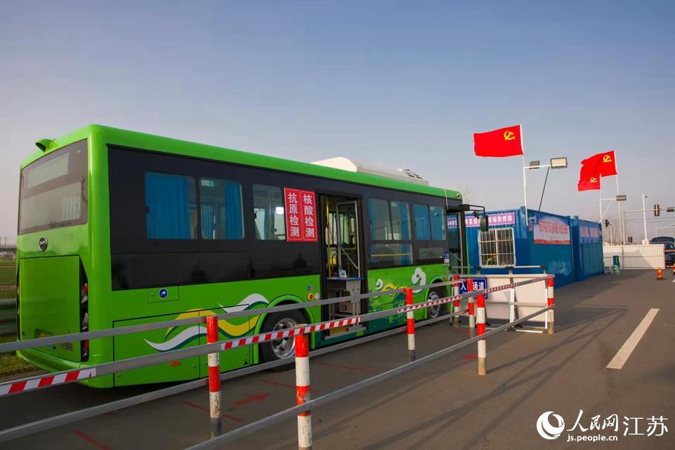 淮安市客總汽車運輸有限公司調(diào)集兩部車況最佳“核酸采樣流動車”，組建黨員“先鋒崗”。紀星名攝