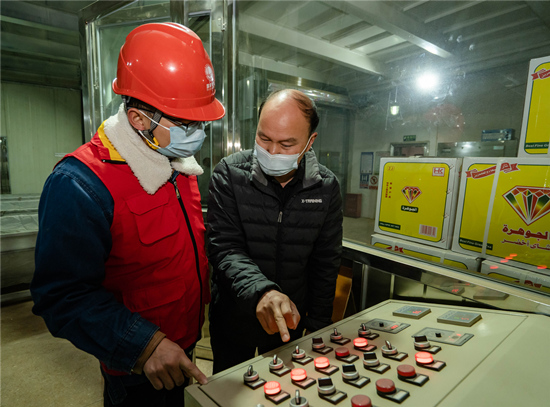 電力工作人員對用電企業(yè)進行指導(dǎo)。受訪單位供圖