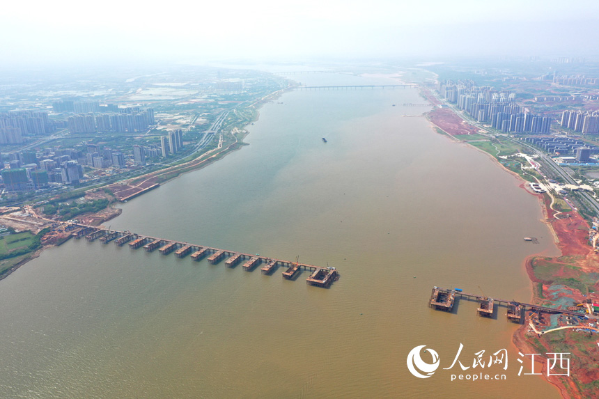 航拍九龍湖過江大橋，該橋是南昌第七座跨贛江通道。 人民網(wǎng) 時雨攝