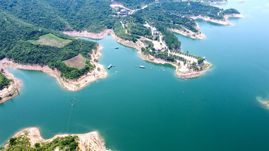 河南洛陽市孟津區(qū)境內(nèi)的黃河小浪底風(fēng)景區(qū)黃鹿山景點(diǎn)風(fēng)光。黃政偉攝
