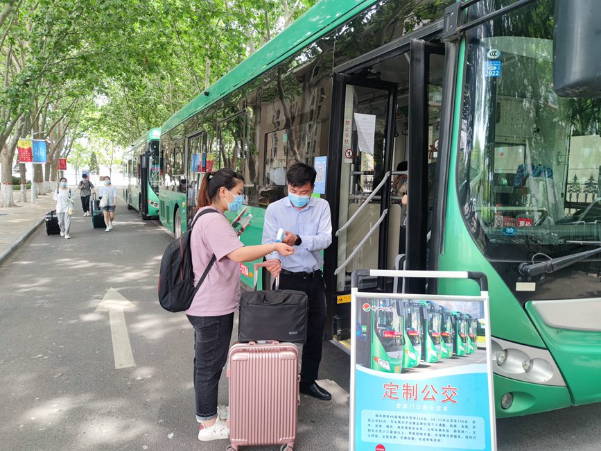 公交車從校園宿舍樓下出發(fā)，直達(dá)鄭州火車站和鄭州東站。崔晨攝