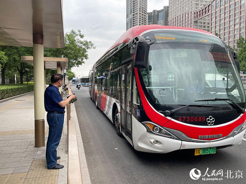 北京1路公交車駛進(jìn)八王墳西站，此前各路公交經(jīng)過(guò)該站時(shí)均甩站通過(guò)，今起該站回復(fù)正常上下客。人民網(wǎng) 尹星云攝