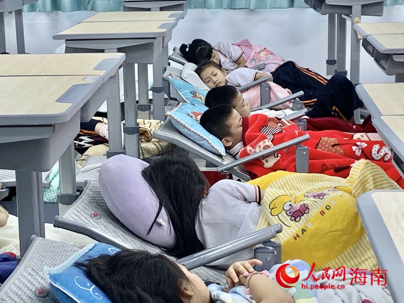 海口第二十六小學(xué)學(xué)生在新式課桌椅上午休。人民網(wǎng) 李浩蓉?cái)z