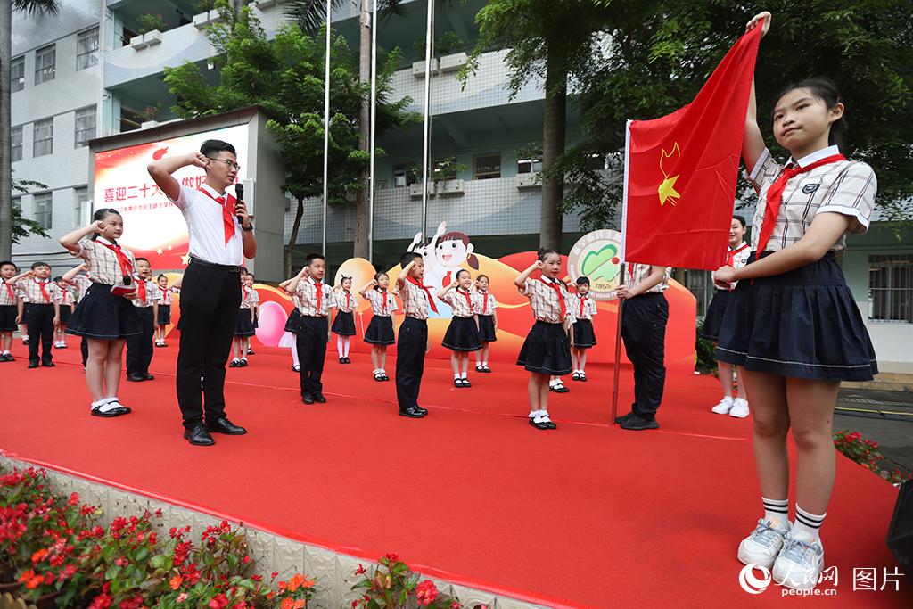 5月31日，在廣西壯族自治區(qū)南寧市民主路小學(xué)，學(xué)校大隊輔導(dǎo)員帶領(lǐng)少先隊員呼號。人民網(wǎng)記者 嚴立政攝