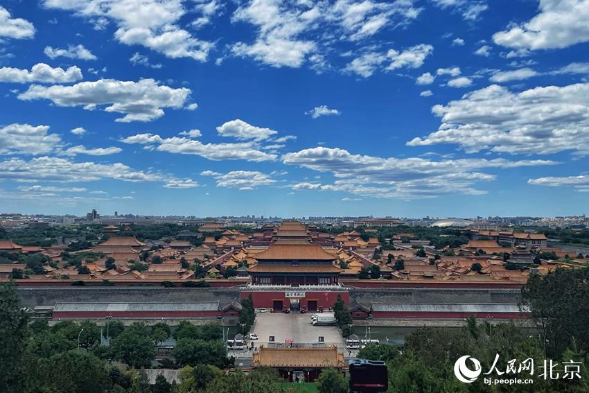 北京再現(xiàn)“高顏值”藍(lán)天白云。 人民網(wǎng) 池夢蕊攝