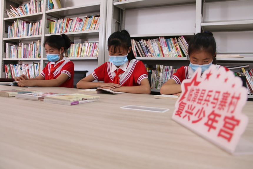 河北省臨漳縣柏鶴集鄉(xiāng)兵馬寨村復(fù)興少年宮，孩子們?cè)陂営[室讀書(shū)。 申志好攝